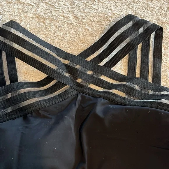 Woman’s bathing suit - Picture 3 of 6